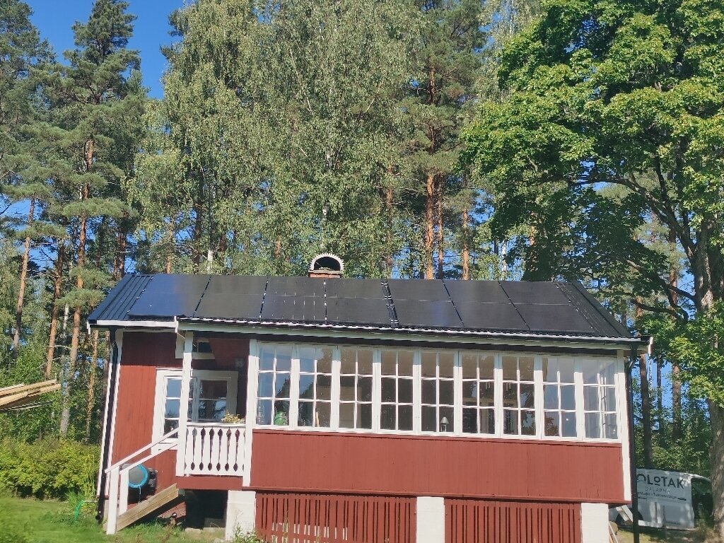 Färdigt tak, svart plåt, hus – Fiskarbo i Stora Skedvi, takbyte av Sol och Tak Dalarna