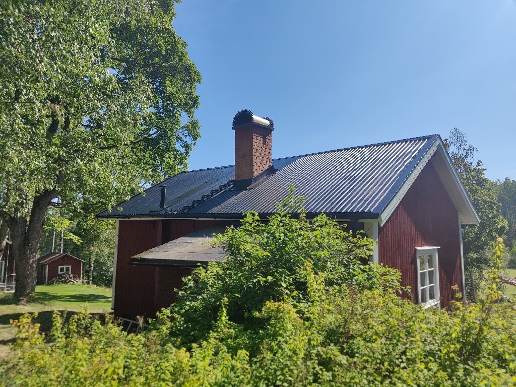 Färdigt tak, svart plåt, hus – Fiskarbo i Stora Skedvi, takbyte av Sol och Tak Dalarna