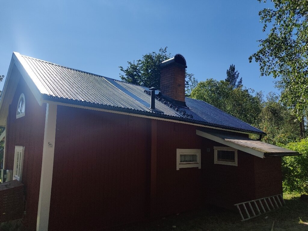 Färdigt tak, svart plåt, skorsten – Fiskarbo i Stora Skedvi, takbyte av Sol och Tak Dalarna