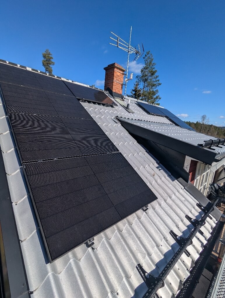 Solceller på taket – Fiskarbo i Stora Skedvi, solcellsmontage av Sol och Tak Dalarna