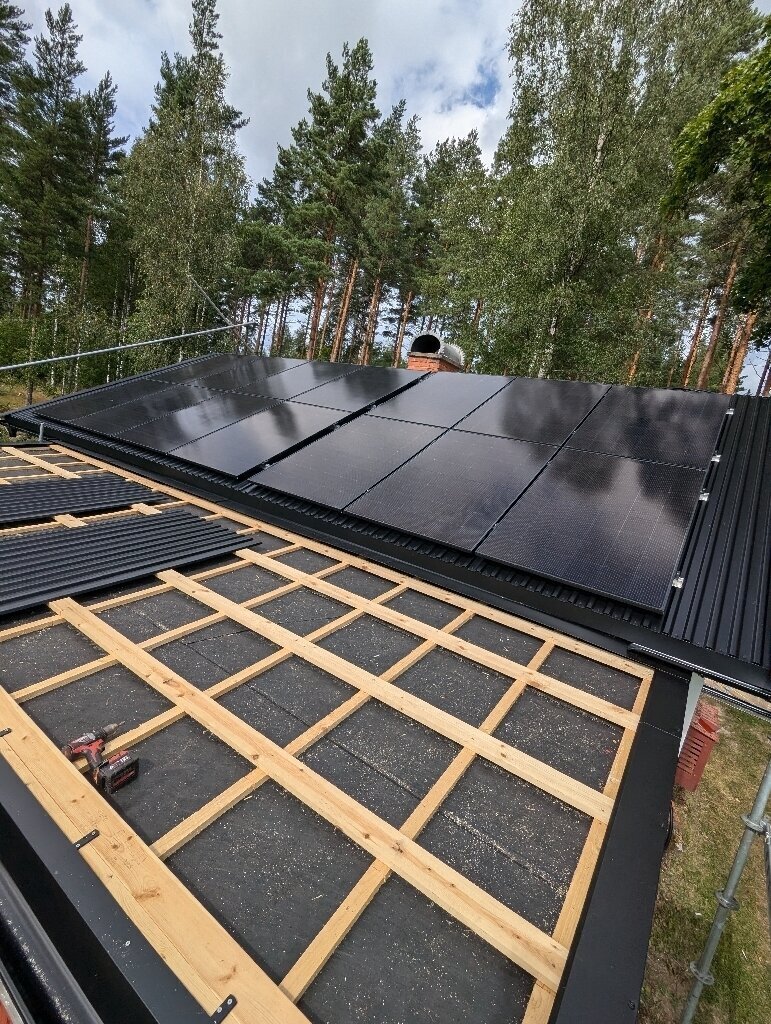 Solceller på taket, montage – Fiskarbo i Stora Skedvi, solcellsmontage av Sol och Tak Dalarna