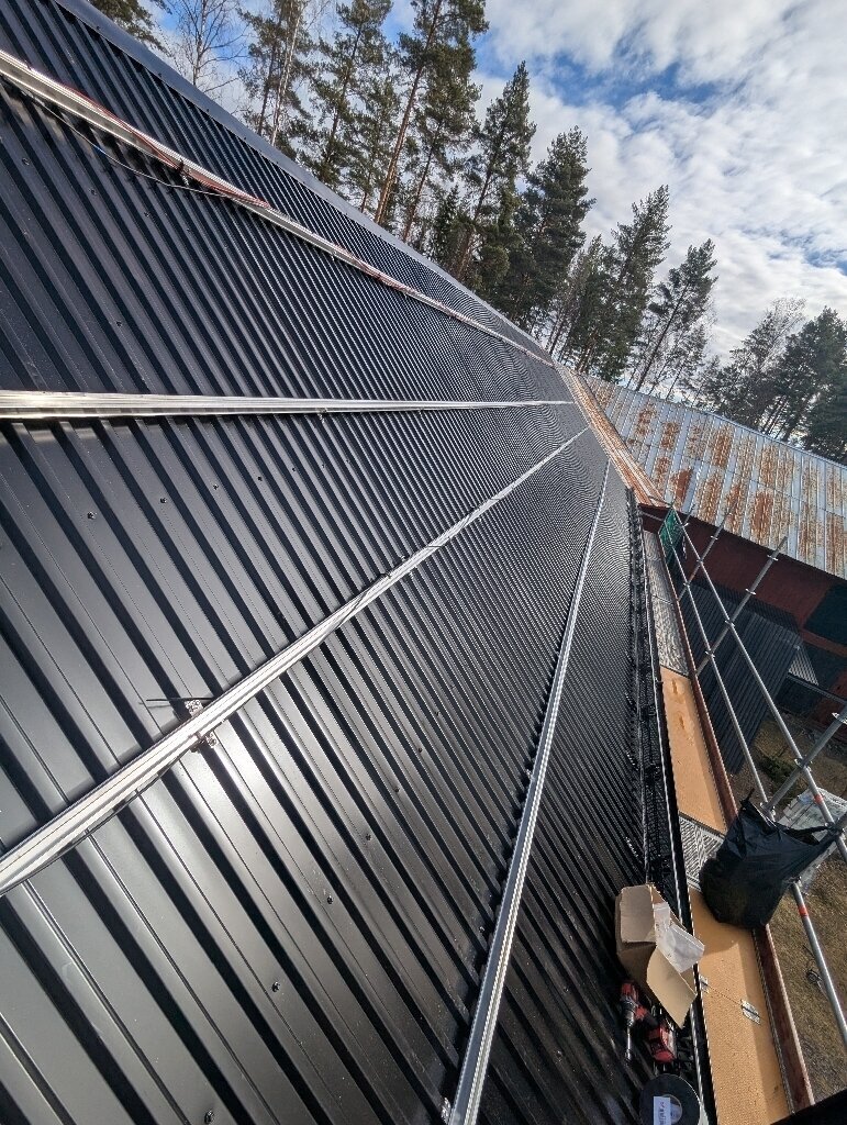 Svart plåttak – Fiskarbo i Stora Skedvi, takbyte av Sol och Tak Dalarna
