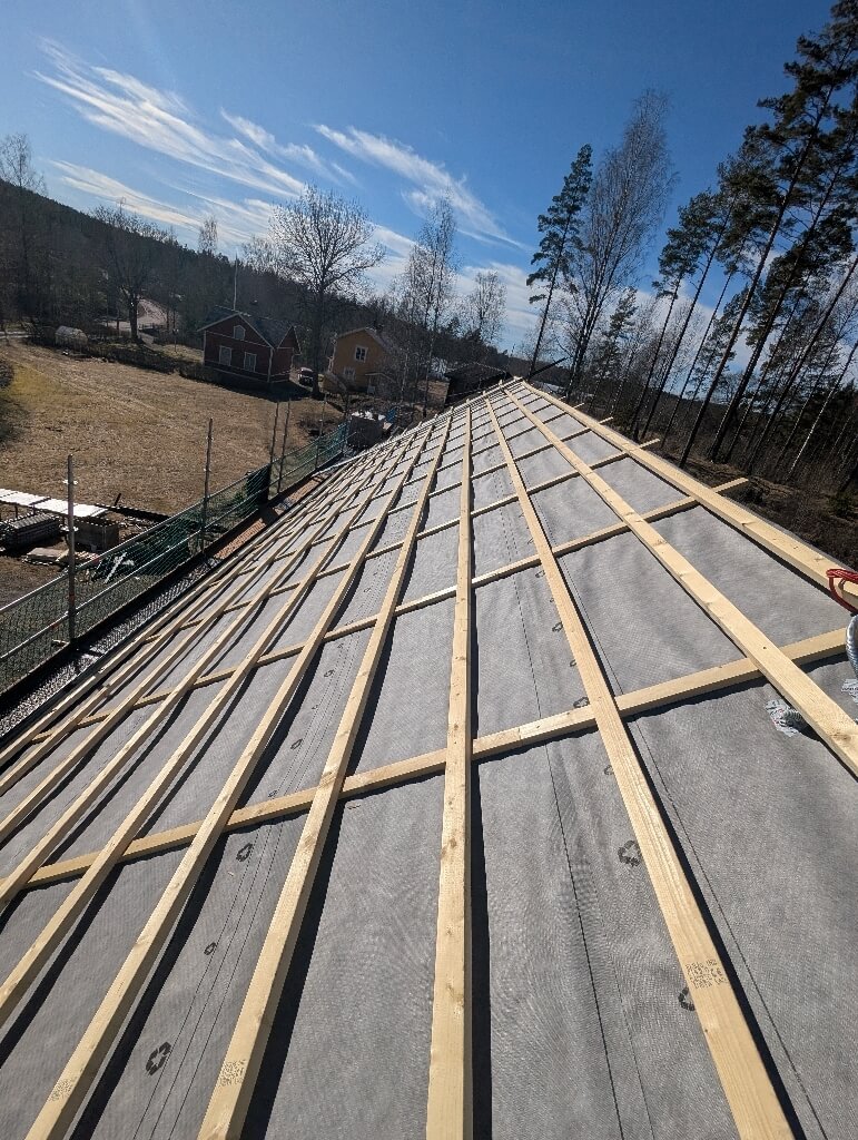 Underlagspapp och läkt – Fiskarbo i Stora Skedvi, takbyte av Sol och Tak Dalarna