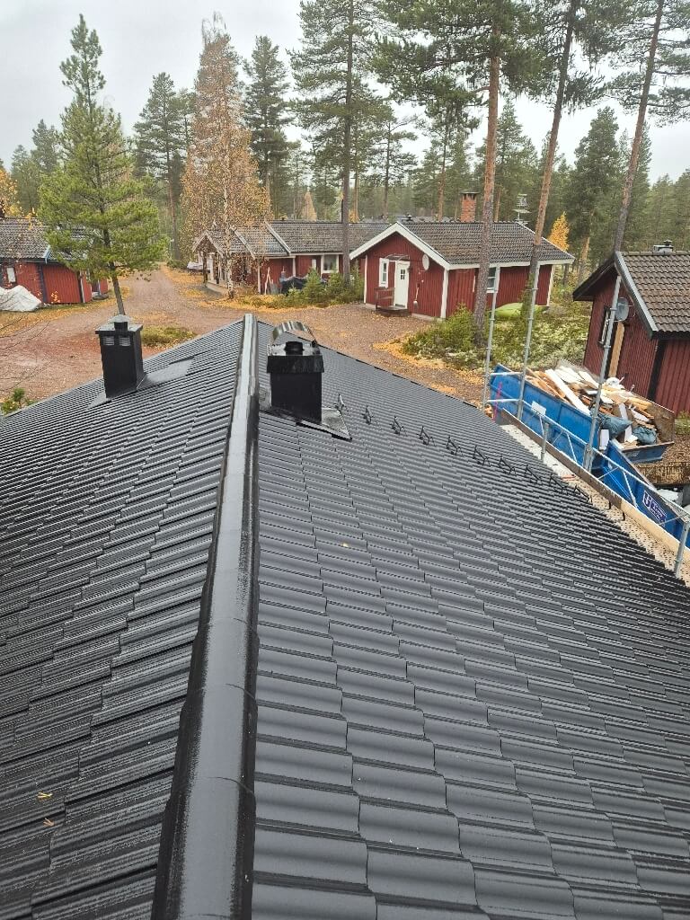Färdigt tak, svarta betongpannor – Fiskartorpsvägen i Särna, takbyte av Sol och Tak Dalarna