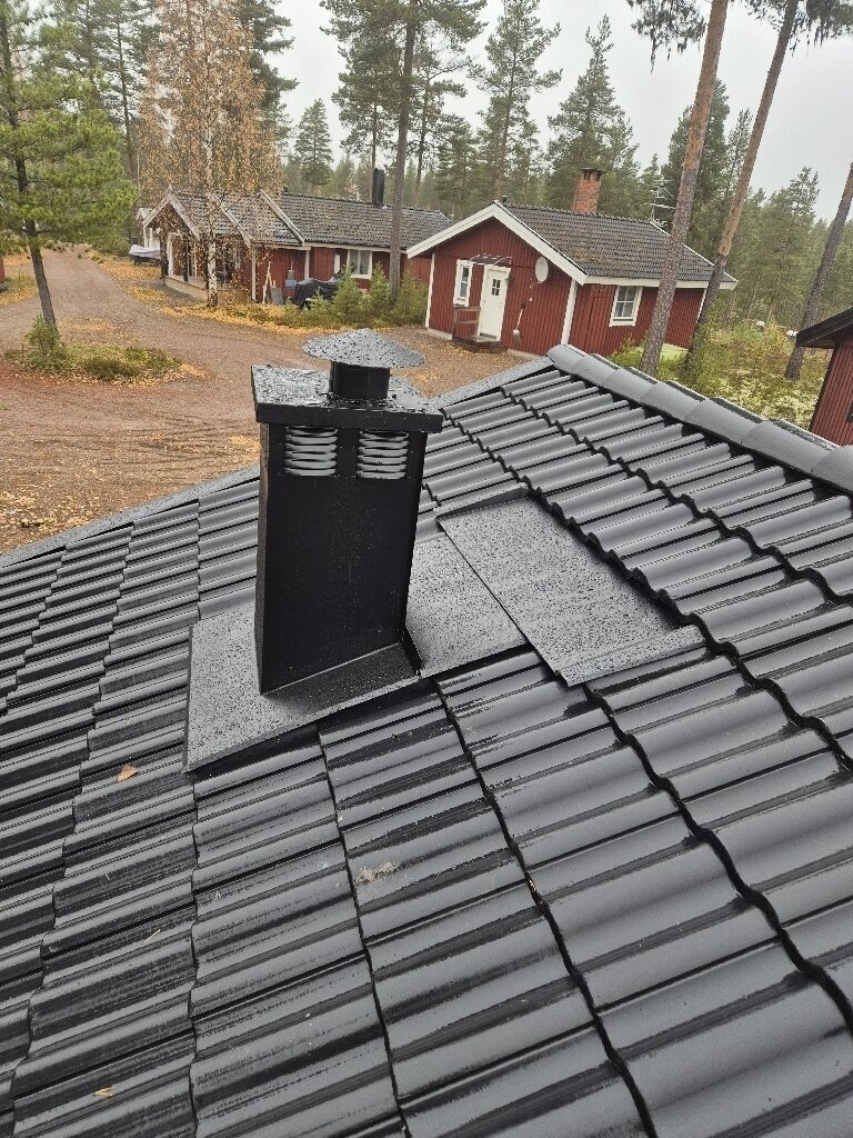 Svarta betongpannor, skorsten – Fiskartorpsvägen i Särna, takbyte av Sol och Tak Dalarna