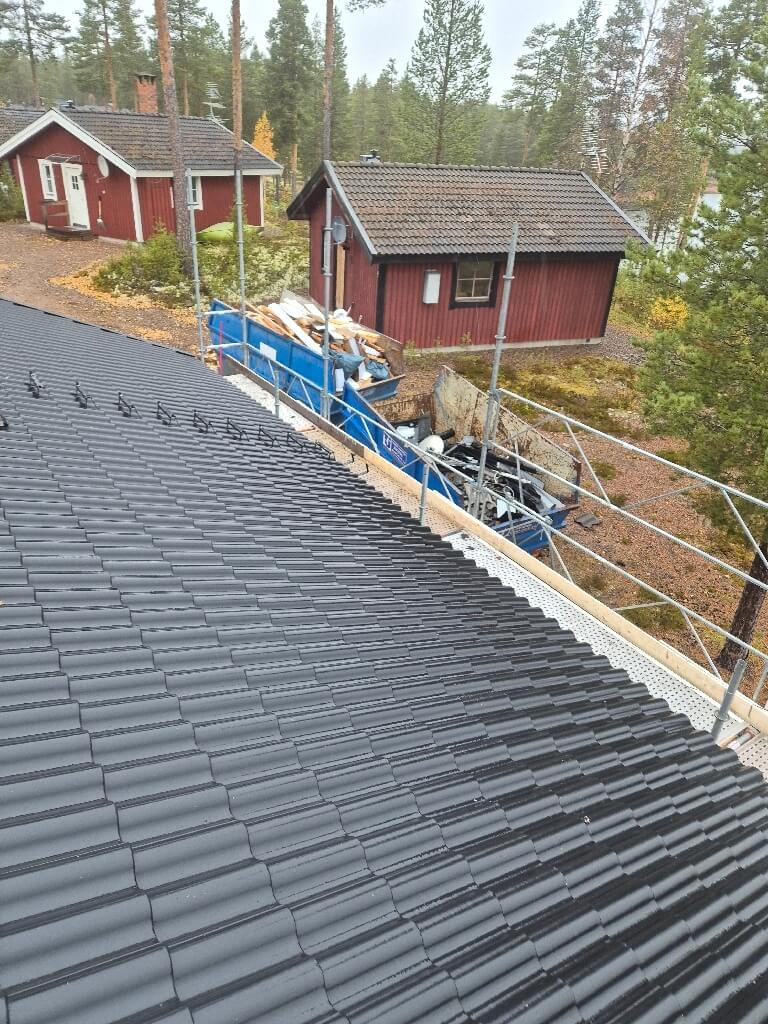 Svarta betongpannor, ställning – Fiskartorpsvägen i Särna, takbyte av Sol och Tak Dalarna