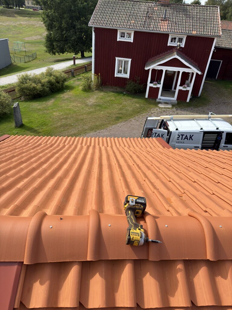 Hus med nytt tak av röda takpannor på Fiskgatan i Leksand