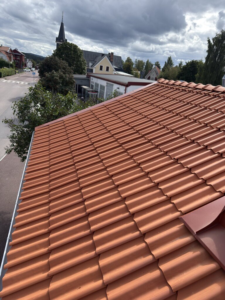 Färdigt tak sett uppifrån på Fiskgatan i Leksand