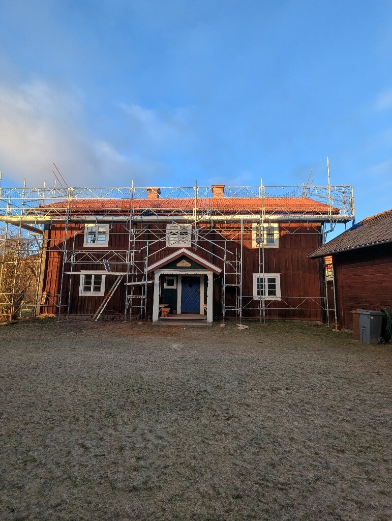Hus med ställning under takbyte på Fiskgatan i Leksand