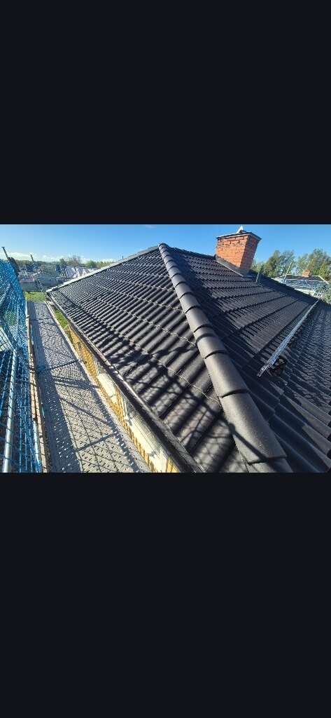 Färdigt tak, svarta betongpannor, nock – Grönstigen i Borlänge, takbyte av Sol och Tak Dalarna