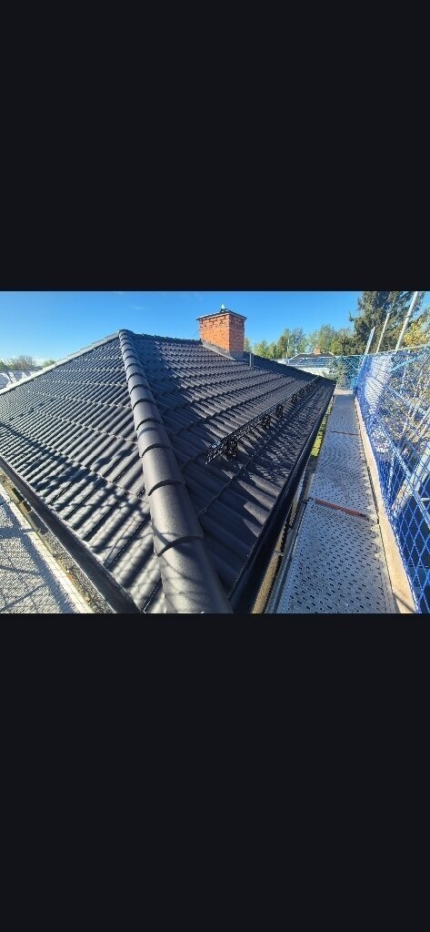 Färdigt tak, svarta betongpannor, skorsten – Grönstigen i Borlänge, takbyte av Sol och Tak Dalarna