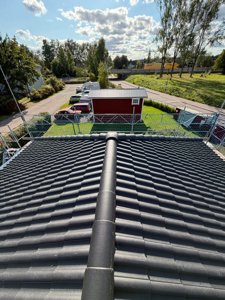 Svarta betongpannor, ställning – Grönstigen i Borlänge, takbyte av Sol och Tak Dalarna