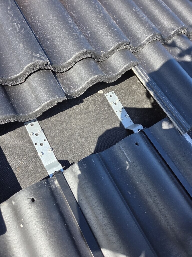 Svarta betongpannor, takkant – Grönstigen i Borlänge, takbyte av Sol och Tak Dalarna