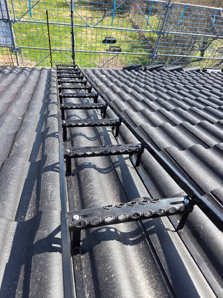 Takstege, svarta betongpannor – Grönstigen i Borlänge, takbyte av Sol och Tak Dalarna