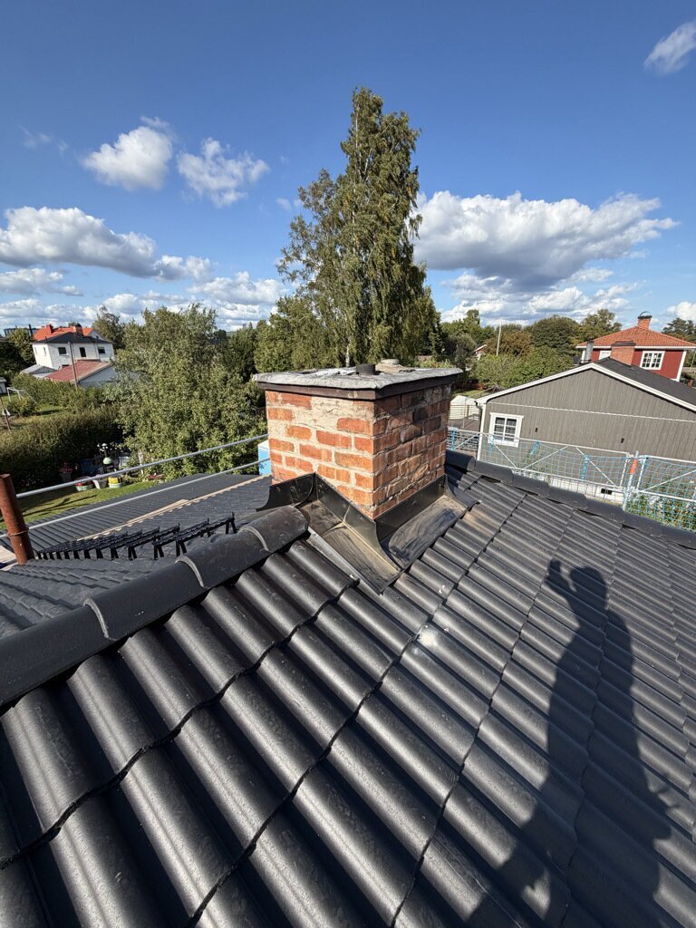 Tegelskorsten, svarta betongpannor – Grönstigen i Borlänge, takbyte av Sol och Tak Dalarna