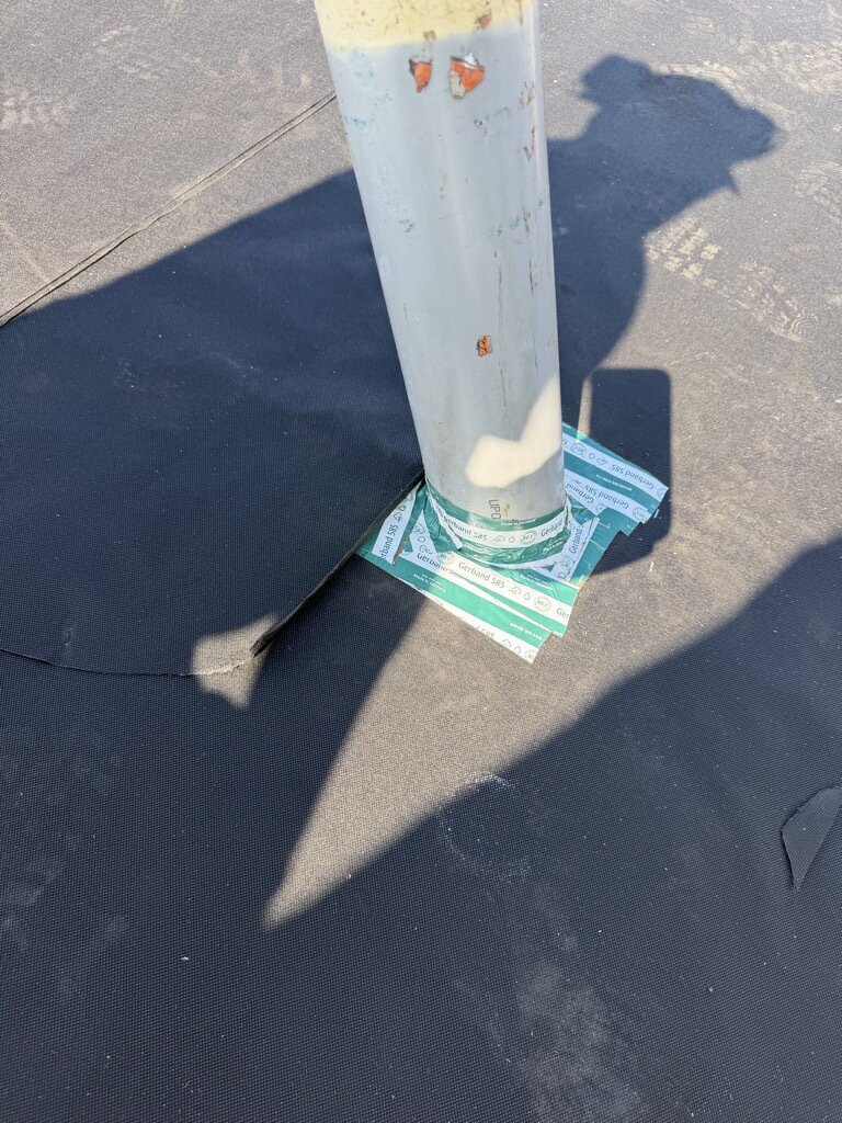 Ventilationsgenomföring, underlagspapp – Grönstigen i Borlänge, takbyte av Sol och Tak Dalarna