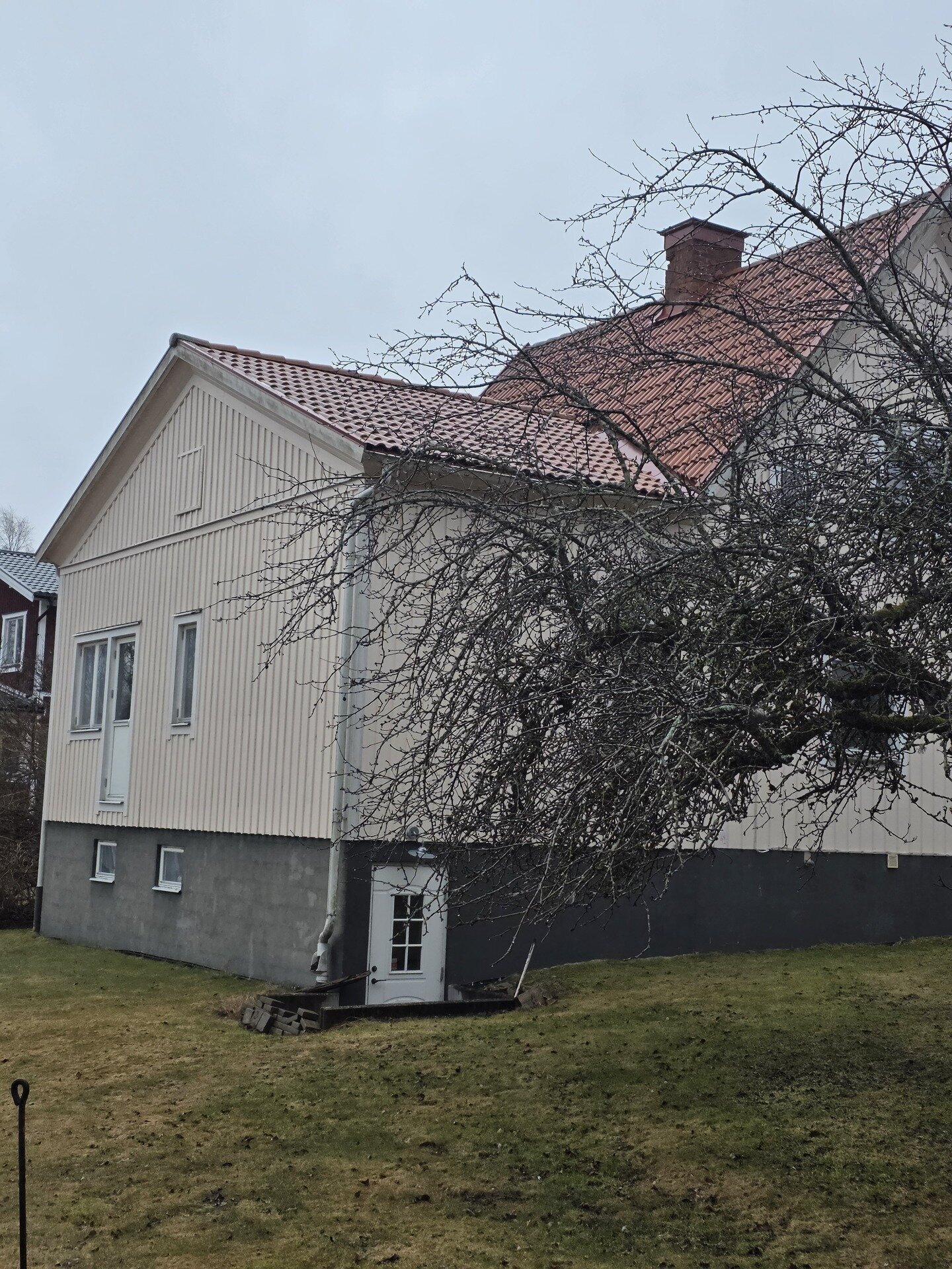Hus med röda tegelpannor, framsida – Halvarsvägen i Ludvika, takbyte av Sol och Tak Dalarna