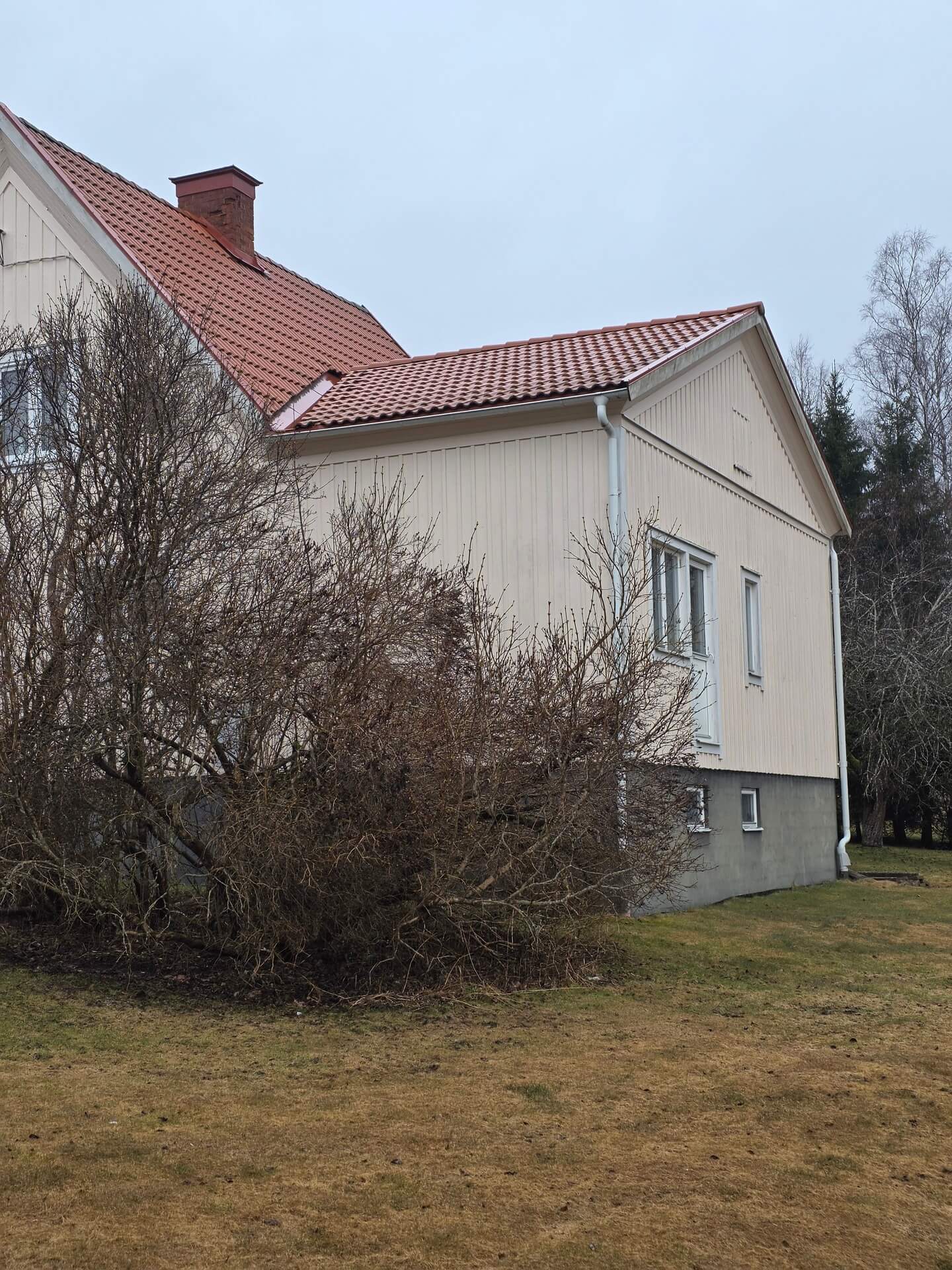 Hus med röda tegelpannor, gavel – Halvarsvägen i Ludvika, takbyte av Sol och Tak Dalarna