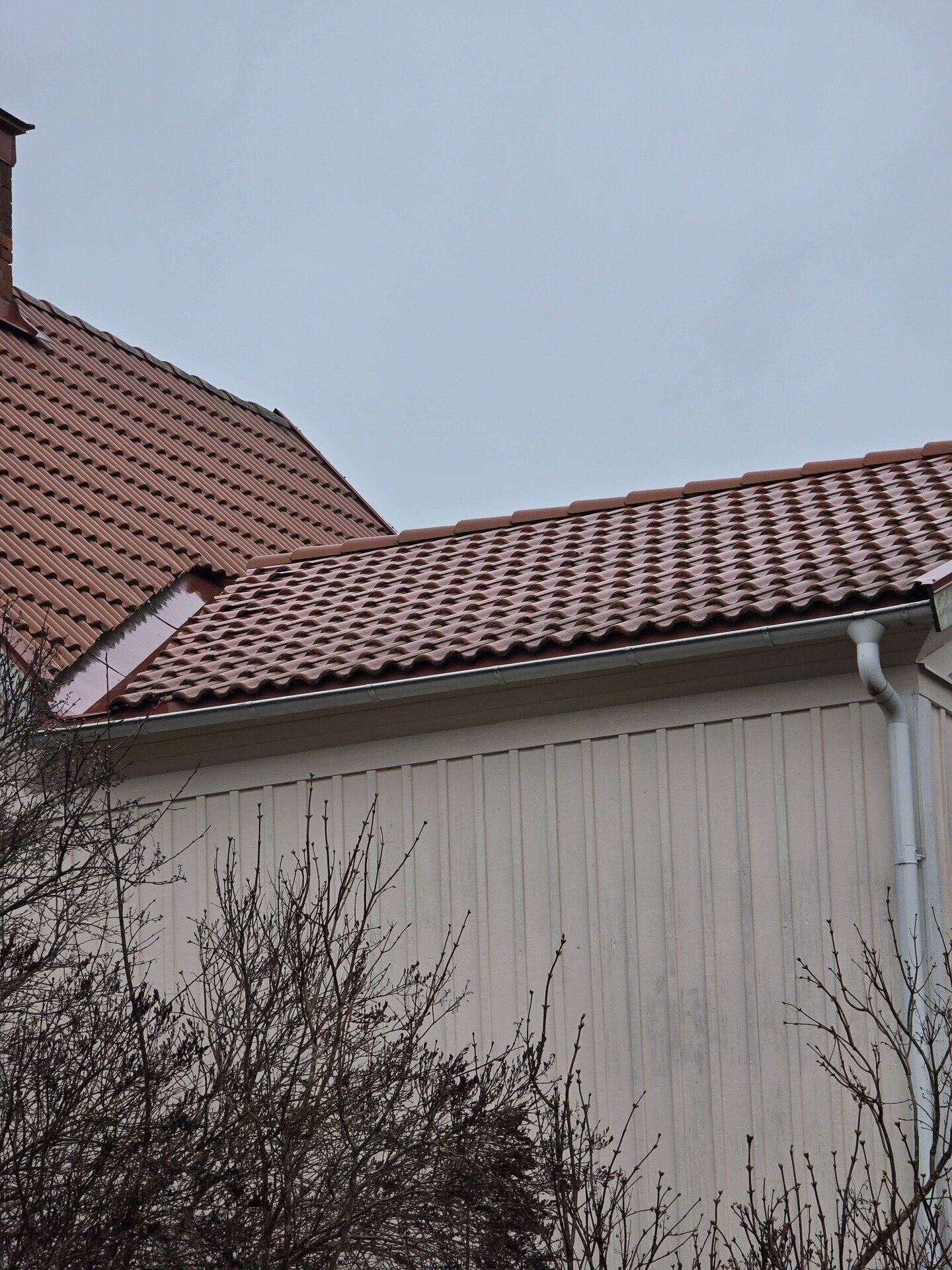 Tak, närbild, tegelpannor – Halvarsvägen i Ludvika, takbyte av Sol och Tak Dalarna