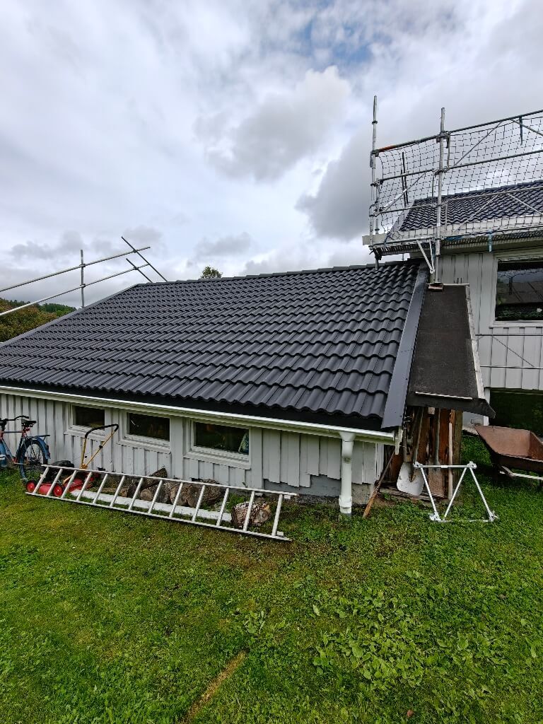 Färdigt tak, svarta betongpannor, framsida – Högtäktsvägen i Falun, takbyte av Sol och Tak Dalarna