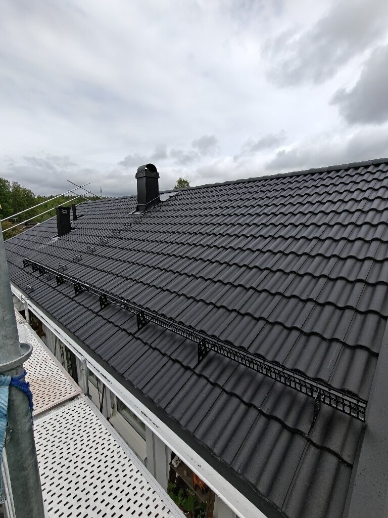 Färdigt tak, svarta betongpannor, från sidan – Högtäktsvägen i Falun, takbyte av Sol och Tak Dalarna