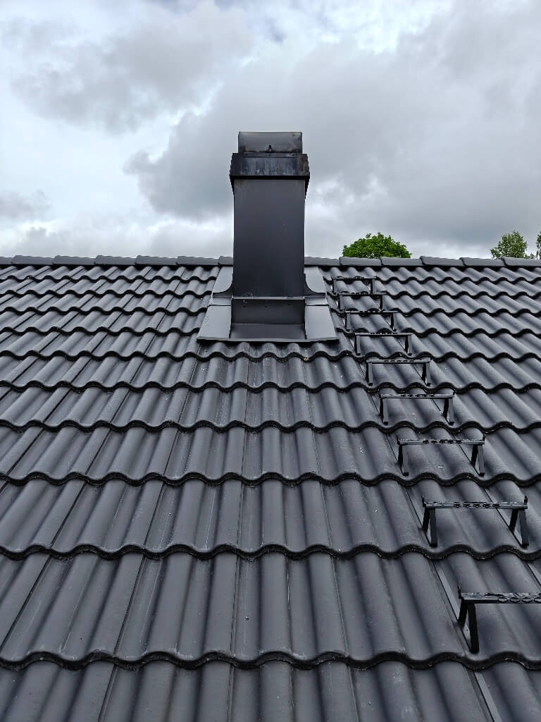 Takbyte, skorstensplåt, svarta betongpannor – Högtäktsvägen i Falun, takbyte av Sol och Tak Dalarna