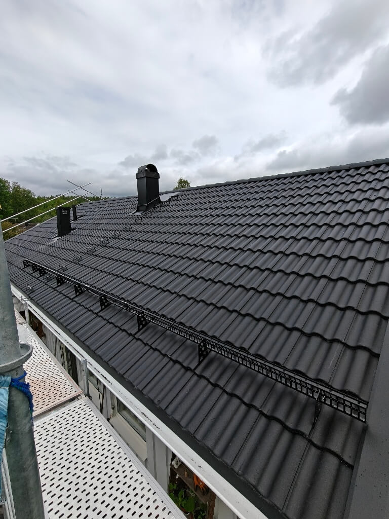 Takbyte, svarta betongpannor, skorsten – Högtäktsvägen i Falun, takbyte av Sol och Tak Dalarna