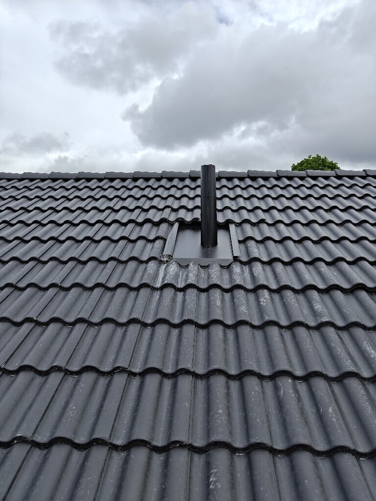 Ventilationsgenomföring, svarta betongpannor – Högtäktsvägen i Falun, takbyte av Sol och Tak Dalarna