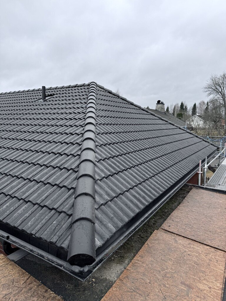 Färdigt tak, svarta betongpannor – Islingbyvägen i Borlänge, takbyte av Sol och Tak Dalarna
