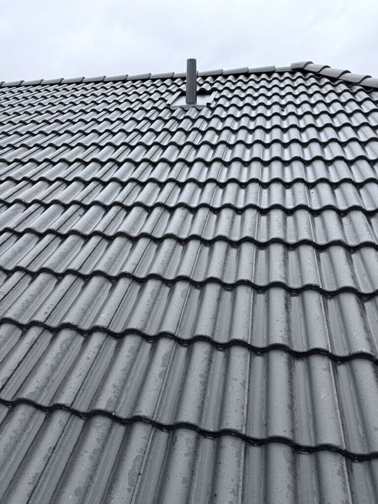 Svarta betongpannor, närbild – Islingbyvägen i Borlänge, takbyte av Sol och Tak Dalarna