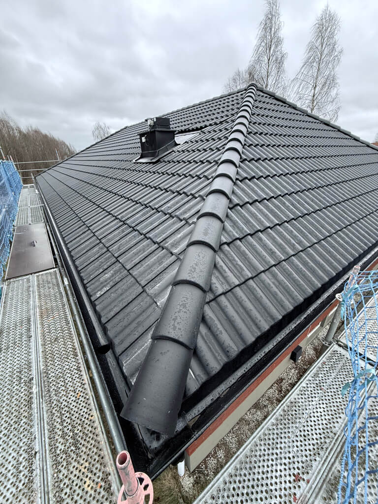 Svarta betongpannor, takarbete – Islingbyvägen i Borlänge, takbyte av Sol och Tak Dalarna