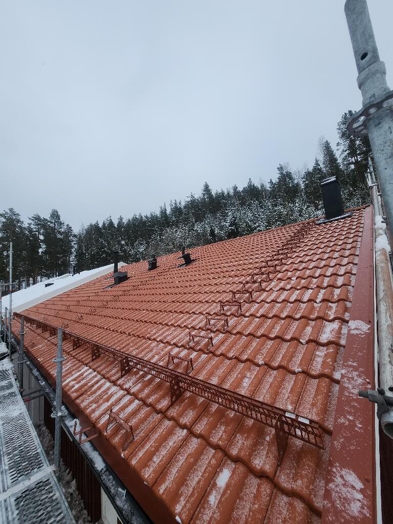Nytt takfall med röda takpannor i Karlsarvet, Leksand