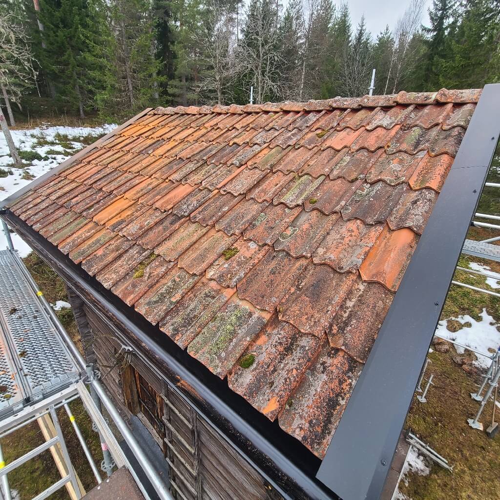 Gammalt mossigt tegeltak före takbyte i Karlsarvet, Siljansnäs
