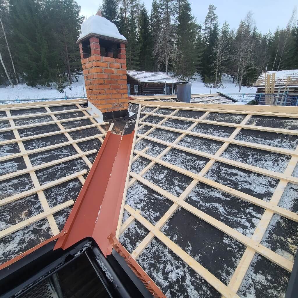 Underlagstak och läkt runt skorsten i Karlsarvet, Leksand