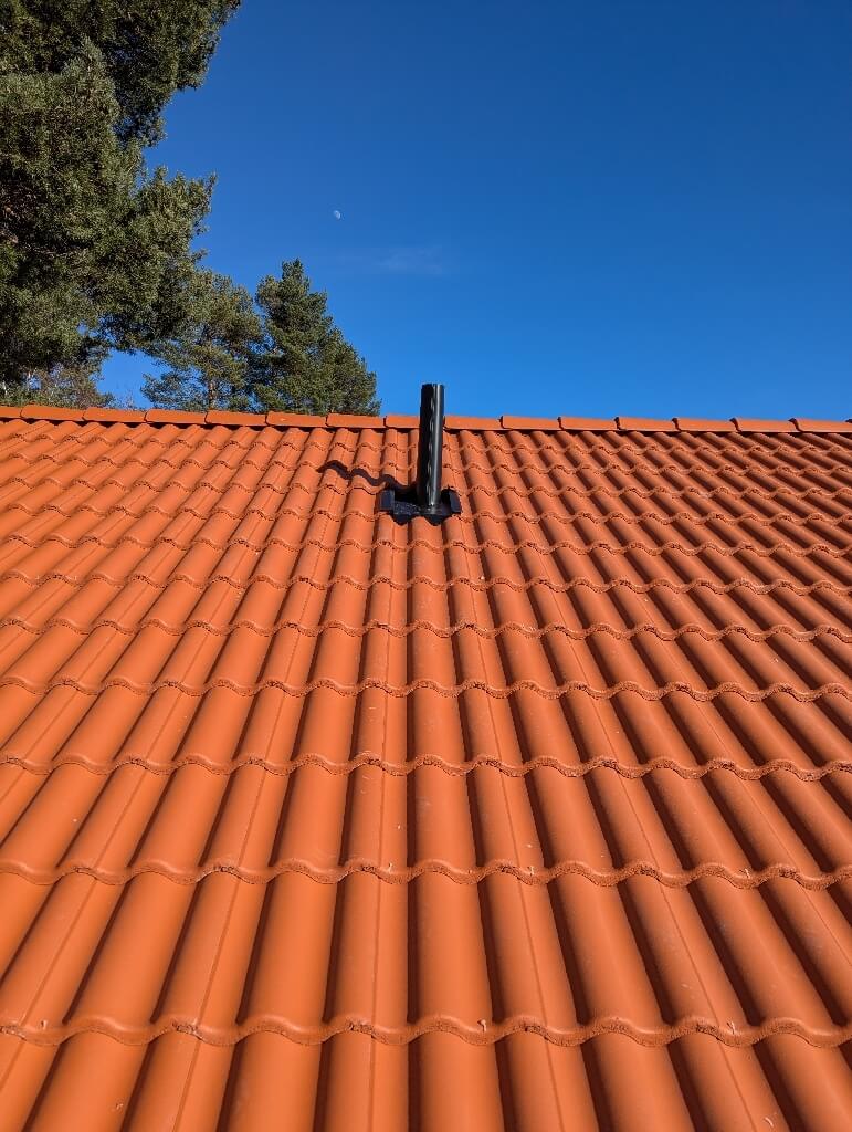 Ventilationsgenomföring, röda tegelpannor – Kviddas väg i Borlänge, takbyte av Sol och Tak Dalarna