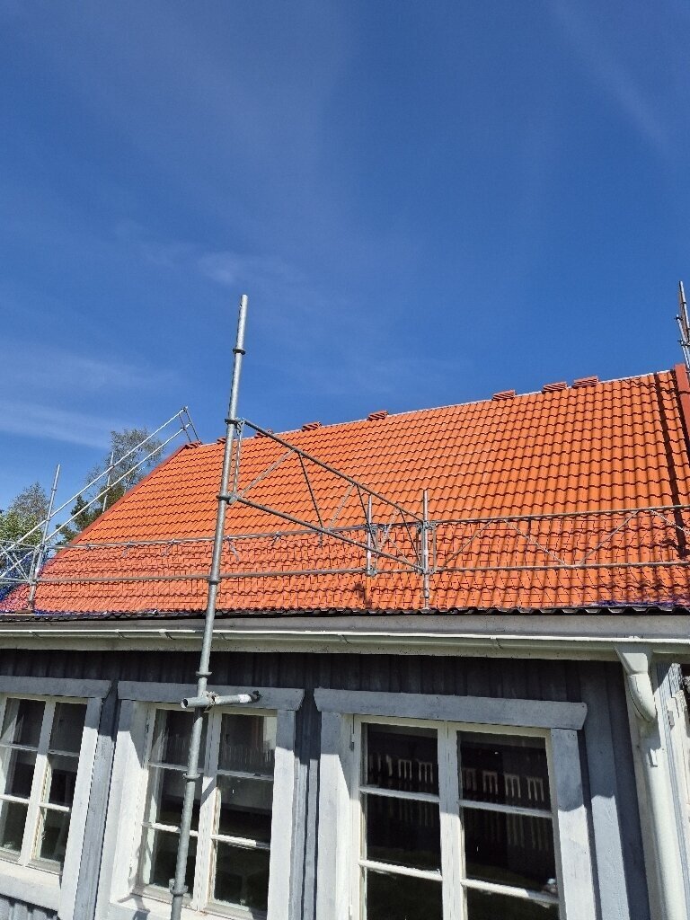 Röda tegelpannor, ställning – Lassasvägen i Sandviken, takbyte av Sol och Tak Dalarna