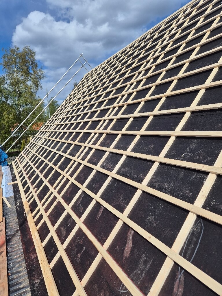 Underlagspapp och läkt – Lassasvägen i Sandviken, takbyte av Sol och Tak Dalarna
