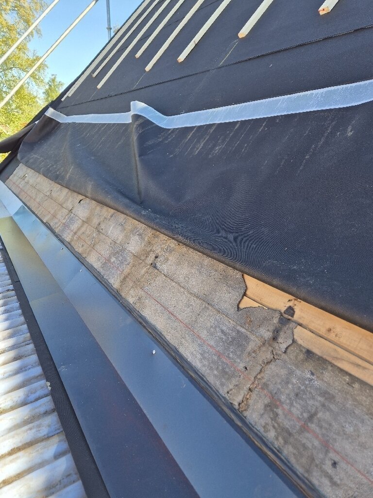 Underlagspapp, takfot, plåt – Lassasvägen i Sandviken, takbyte av Sol och Tak Dalarna