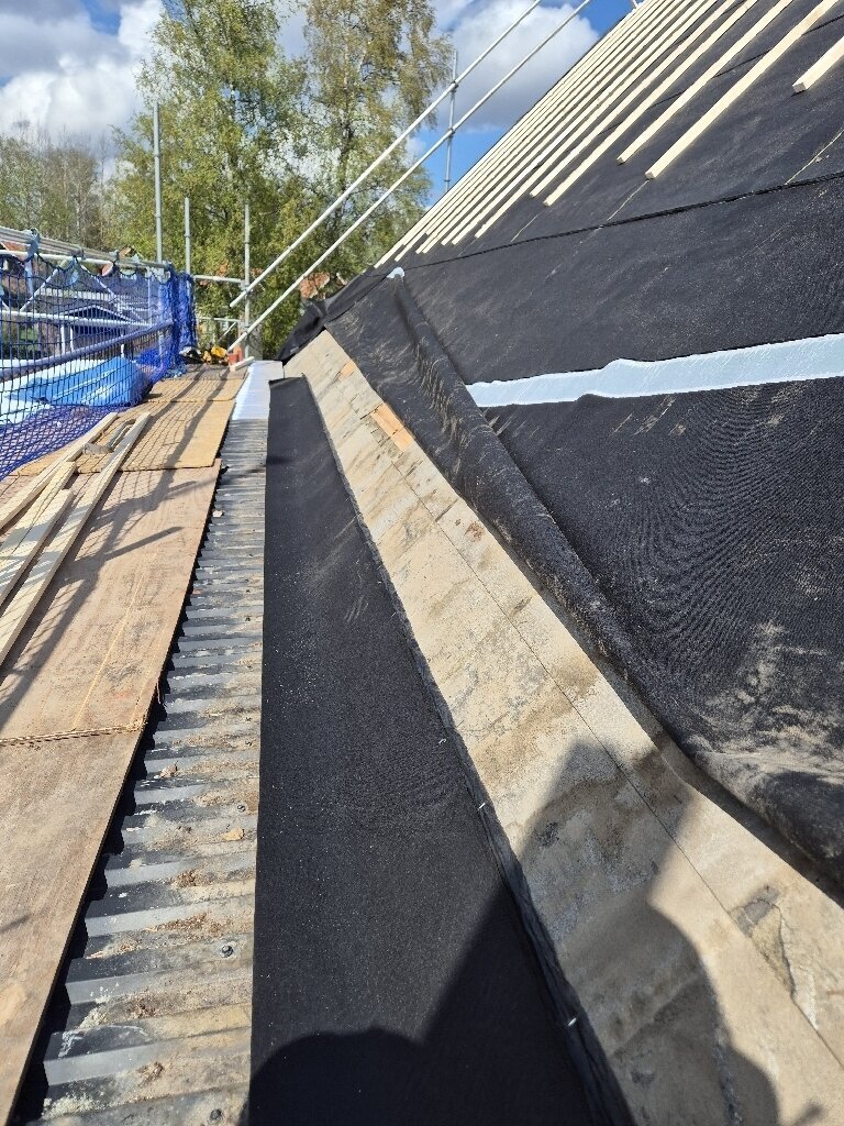 Underlagspapp, takfot, ställning – Lassasvägen i Sandviken, takbyte av Sol och Tak Dalarna