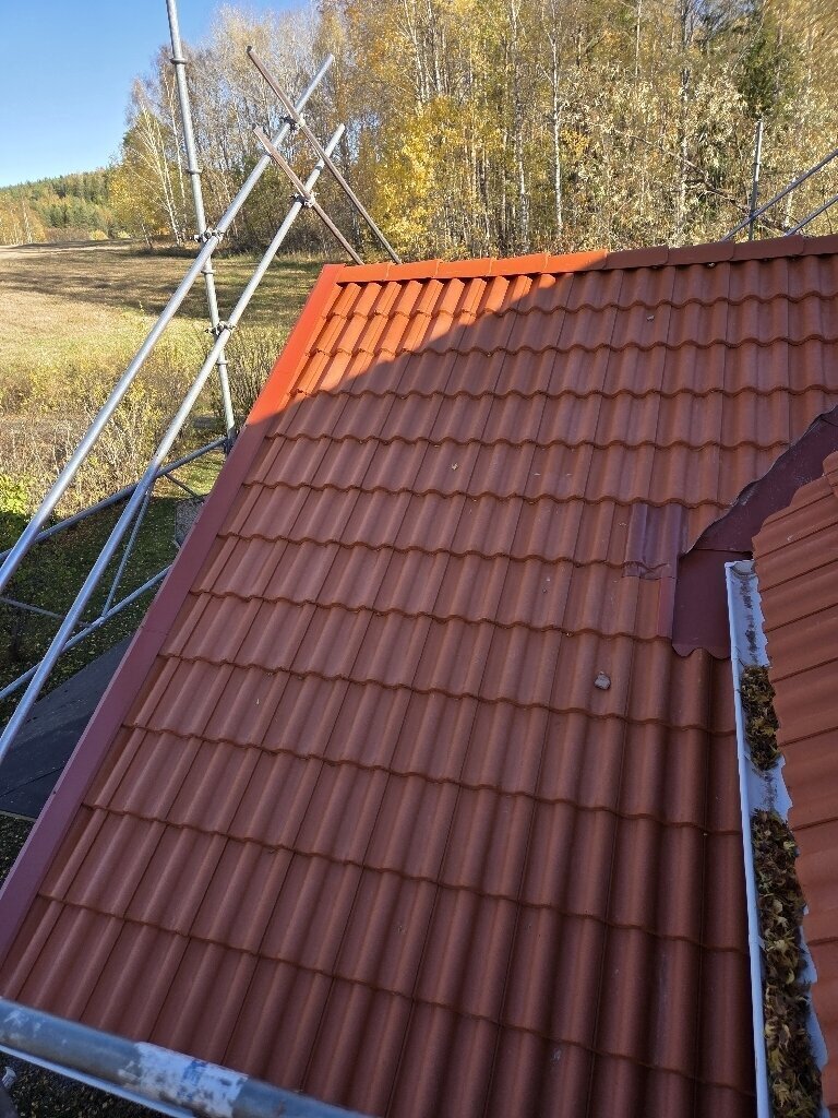 Röda tegelpannor, ställning – Lilla Aspeboda i Falun, takbyte av Sol och Tak Dalarna