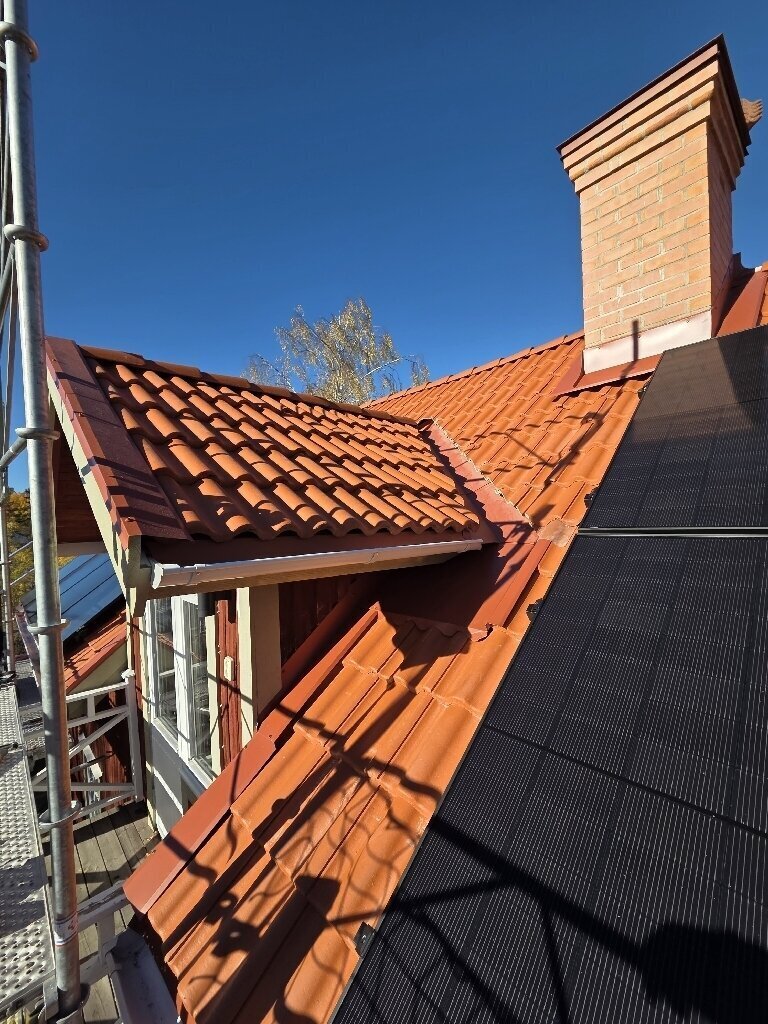 Takbyte, röda tegelpannor, skorsten – Lilla Aspeboda i Falun, takbyte av Sol och Tak Dalarna