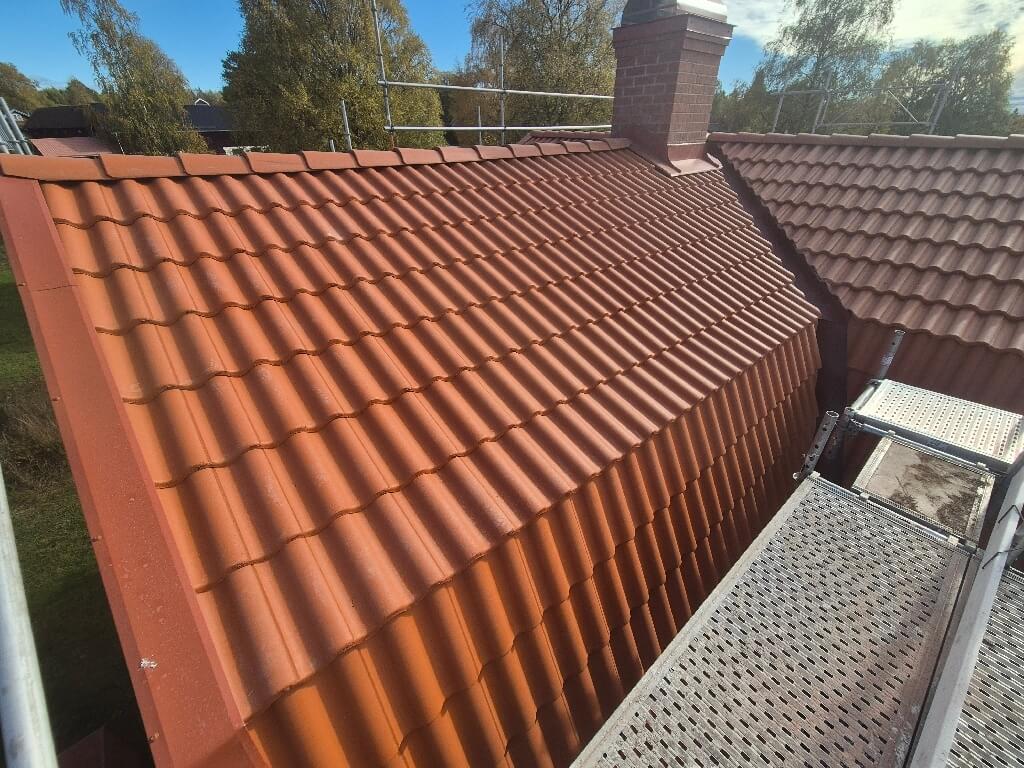 Färdigt tak, röda tegelpannor, framsida – Lindvägen i Garsås, takbyte av Sol och Tak Dalarna