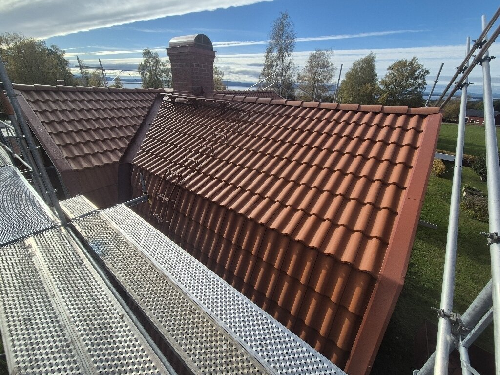 Färdigt tak, röda tegelpannor, skorsten – Lindvägen i Garsås, takbyte av Sol och Tak Dalarna