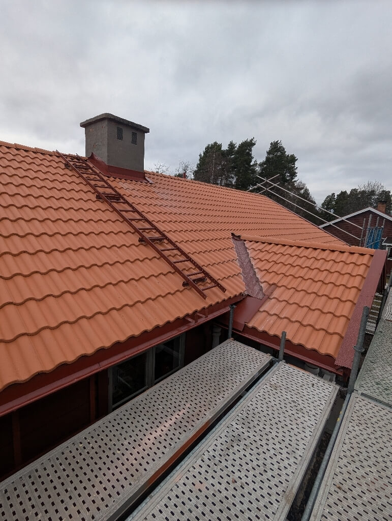 Färdigt tak med röda takpannor i Lycka, Leksand
