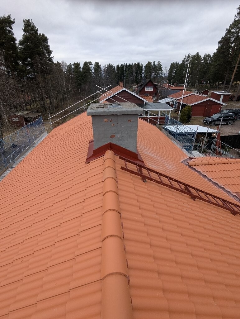 Skorsten och takstege på nytt tak i Lycka, Leksand