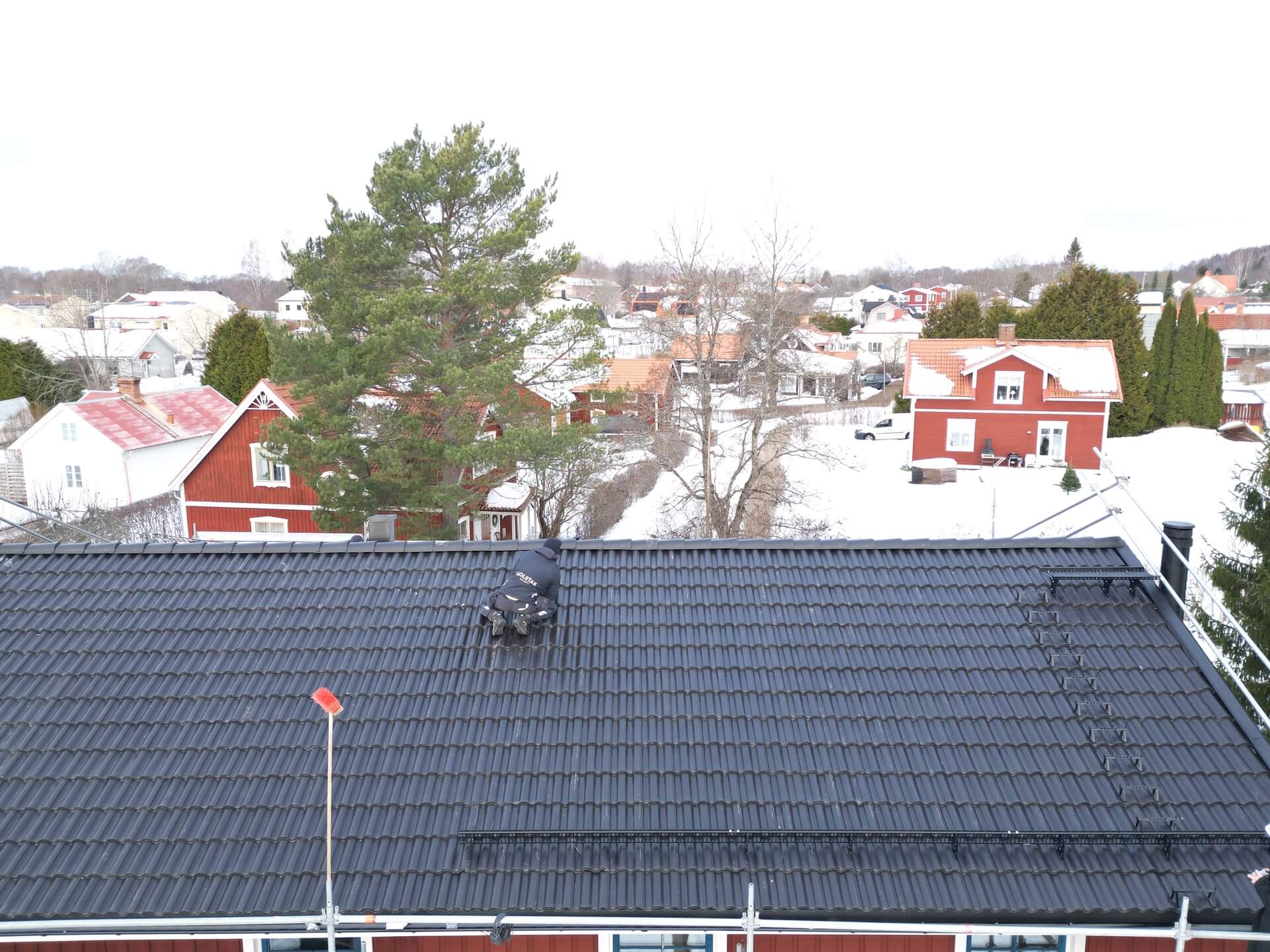 Färdigt tak, svarta takpannor – Magasinsgatan i Falun, takbyte av Sol och Tak Dalarna