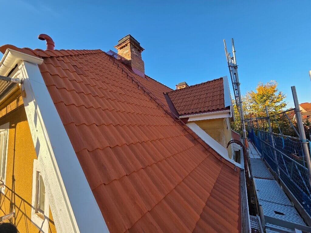 Röda tegelpannor, skorsten, ställning – Magasinsgatan i Falun, takbyte av Sol och Tak Dalarna