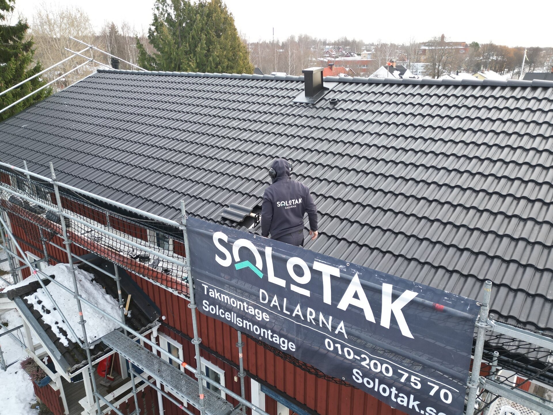 Takbyte, ställning, skorsten – Magasinsgatan i Falun, takbyte av Sol och Tak Dalarna