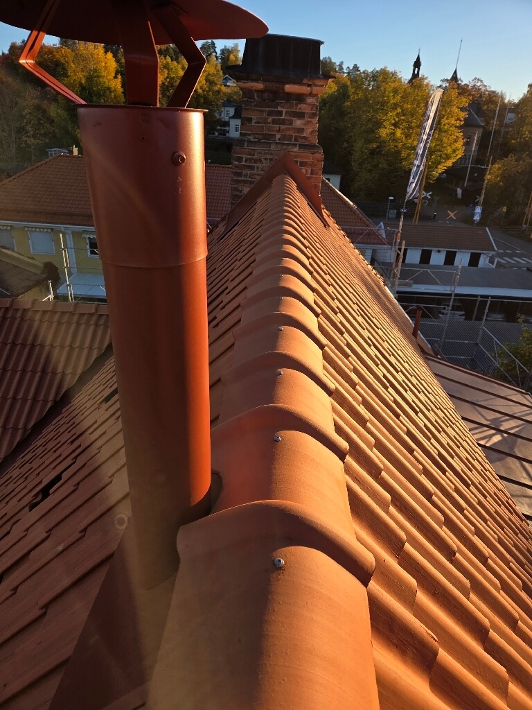 Ventilationsgenomföring, röda tegelpannor – Magasinsgatan i Falun, takbyte av Sol och Tak Dalarna