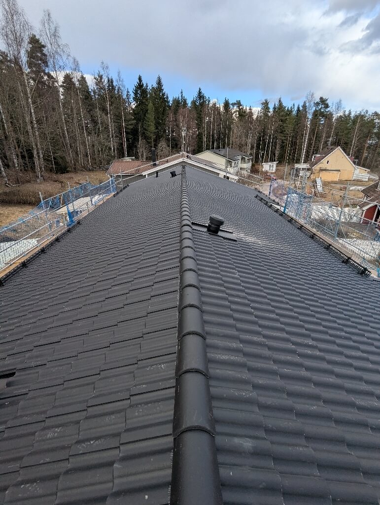 Färdigt tak, svarta betongpannor, nock – Mets Eriks väg i Borlänge, takbyte av Sol och Tak Dalarna